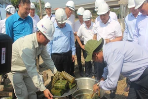 Bộ trưởng Bộ KH&ĐT đón tết sớm cùng công nhân trên cao tốc