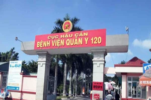 Cách ly 3 bác sĩ, 7 nhân viên sau khi khám 5 người Trung Quốc