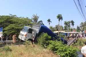 Ô tô 15 tấn làm sập cầu có tải trọng 8 tấn