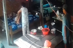 Làm rõ clip mẹ già đãng trí nghi bị người nhà bạo hành 