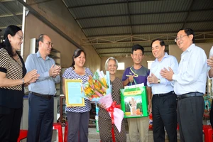 Cụ bà chia sẻ nước ngọt trong mùa hạn mặn được khen ngợi