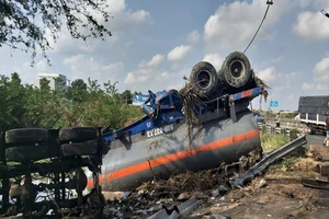 Cứu tài xế xe bồn chở acid bị lật ngửa dưới ao