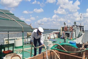 Tàu Hải quân chở nước ngọt xuyên đêm để cấp cho dân Bến Tre