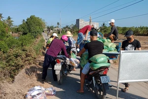 Hơn 18 tấn gạo đã đến với người dân khu cách ly ấp Thừa Lợi