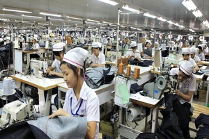 Nhiều doanh nghiệp tạm cho công nhân ngưng việc do COVID-19