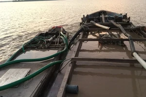Hút trộm cát, sau đó trộm tài sản trên tàu đang bị tạm giữ