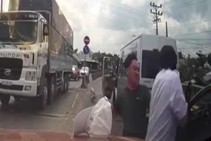 Công an vào cuộc vụ tài xế taxi bị tài xế xe khách chém