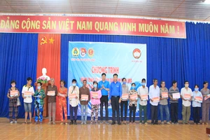 Đảng ủy Khối Dân - Chính - Đảng TP.HCM tặng quà ở Bến Tre