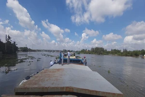 Bắt sà lan 400 tấn trộm cát trên sông Vàm Cỏ Đông