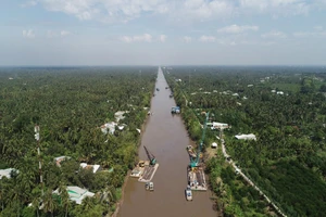 Dỡ xong đập tạm, kênh Nguyễn Tấn Thành thông suốt trở lại