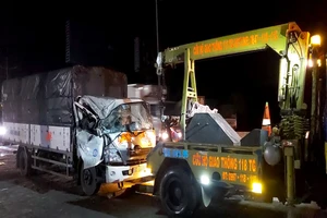 Đầu xe tải bẹp dúm vì tông đuôi xe khác, 3 người thoát chết