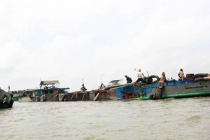 Bộ Công an bắt 14 tàu cát: Khởi tố thêm 5 người có liên quan