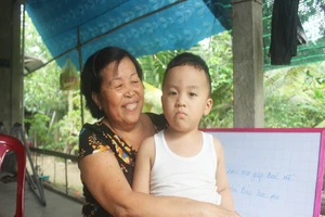 Bé trai 2,5 tuổi đã biết đọc tiếng Việt và tiếng Anh 