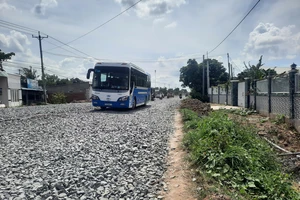 Bến Tre: Trải đá hết mặt đường quốc lộ 57, dân kêu khổ