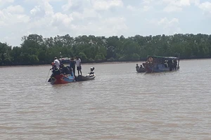 Chìm ghe ở cửa sông Ba Lai, 4 người chết, mất tích