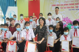 Phó Chủ tịch nước thăm mẹ VNAH, trao học bổng học sinh nghèo