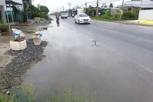 Dân ớn lạnh vì nhiều điểm ngập nước trên quốc lộ 50