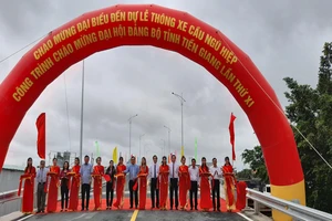 Thông xe cầu Ngũ Hiệp xóa cảnh người dân qua sông phải lụy phà