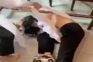3 nữ sinh đánh, xé áo dài bạn học trong lớp