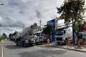 CSGT lập biên bản đoàn xe bồn chở bê tông Phú Thành