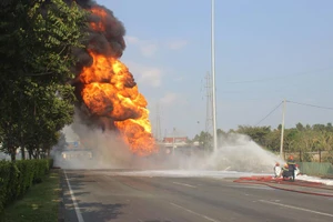 Bắt khẩn cấp kẻ tạt xăng đốt hàng xóm