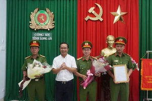 Long An: Thưởng lực lượng phá đường dây ma túy ở biên giới