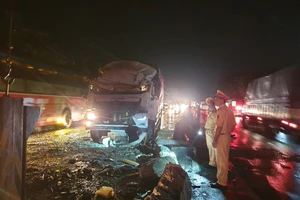 Xe khách tông dải phân cách, 20 người thương vong