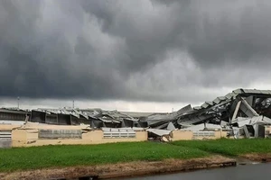  Lốc xoáy cuốn bay mái nhà xưởng gần 10.000m2 ở Tiền Giang
