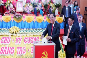 Công bố danh sách Ban thường vụ Tỉnh ủy Bến Tre khóa XI