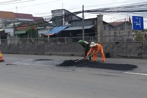 Khẩn trương dặm vá hư hỏng Quốc lộ 1 đoạn qua Tiền Giang