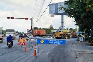 Đang khắc phục hư hỏng trên tuyến tránh BOT Cai Lậy