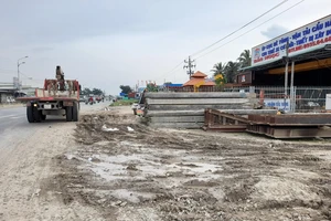 Doanh nghiệp tự ý xây bảng hiệu, nhà lấn chiếm hành lang QL60