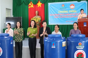 Chủ tịch Quốc hội dự lễ trao 2.000 bồn chứa nước tại Bến Tre