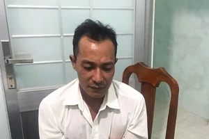 Bắt khẩn cấp người chồng gài điện vào cánh cửa để hại vợ