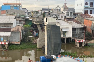 Khởi tố tài xế chở 15 tấn lúa qua cầu 3,5 tấn làm sập cầu 