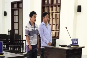 Chủ và người làm thuê bị phạt tù vì trộm cát 