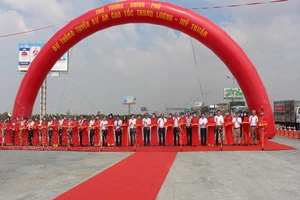 Thủ tướng dự lễ thông tuyến cao tốc Trung Lương - Mỹ Thuận