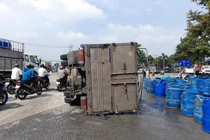 Dân giúp tài xế xe tải gom hàng tấn cá lóc đổ xuống đường