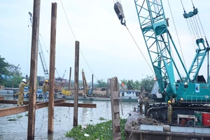 Tiền Giang đắp đập tạm ngăn mặn trên kênh Nguyễn Tấn Thành