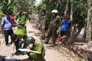 Lực lượng chức năng khám nghiệm hiện trường vụ trộm chó làm chết người ở huyện Tân Hưng, Long An. Ảnh: L.L