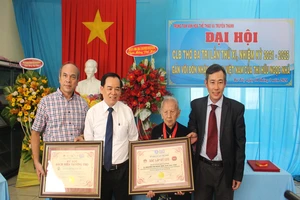 Cụ bà 102 tuổi được xác lập kỷ lục Việt Nam về sáng tác thơ