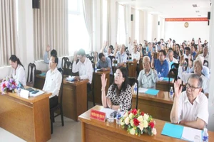 Các đại biểu Bến Tre thống nhất chốt danh sách đại biểu ứng cử đại biểu Quốc hội và HĐND tỉnh. Ảnh: ĐH