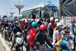 Nghỉ lễ 30/4 – 1/5 đường về Miền Tây kẹt xe kéo dài