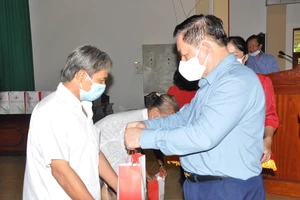 Ông Nguyễn Trọng Nghĩa tặng quà gia đình chính sách, hộ nghèo 