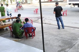 Thanh niên tử vong bên đường ở Long An với nhiều vết chém