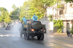 Bộ đội Hóa học Quân khu 9 phun thuốc khử khuẩn tại Tiền Giang