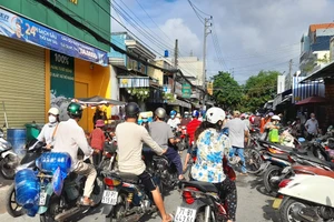 Bến Tre: Người dân đổ xô mua hàng trữ trước giờ giãn cách xã hội