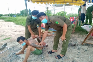 Nghi 'ngáo đá' cầm dao tấn công lực lượng ở chốt kiểm dịch COVID-19