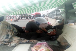 Nhiều người Trà Vinh tự về quê bị chặn ở chốt cầu Cổ Chiên, ăn ngủ trên cầu