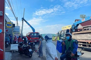 Điện trung thế phóng vào xe cẩu làm 3 công nhân thương vong